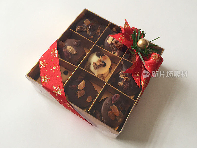 一盒白色背景的圣诞礼物巧克力