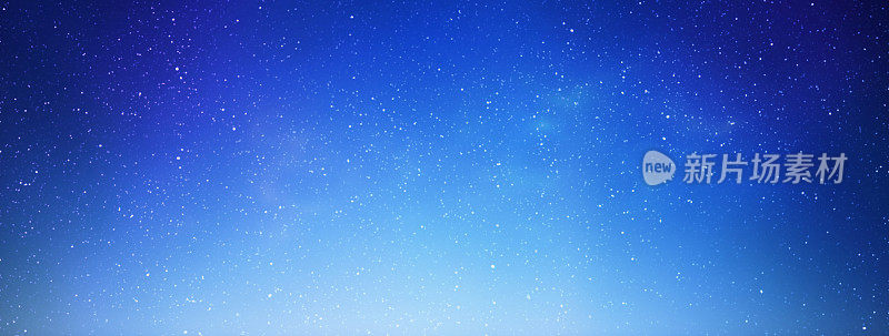 日出时的夜空繁星点点。蓝色银河，横旗