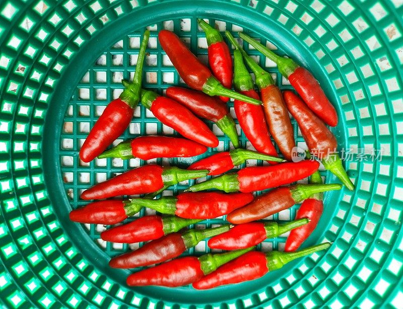 深绿色篮子里的红辣椒——食物准备。