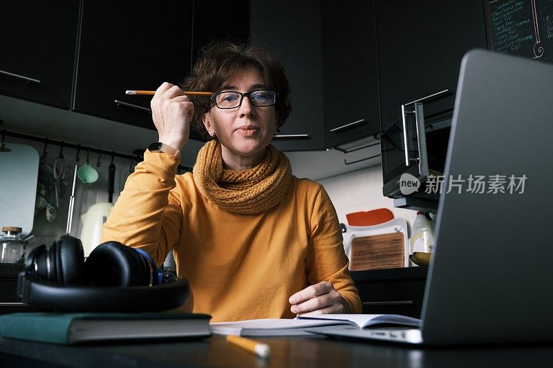 成年学生在家里上在线课程