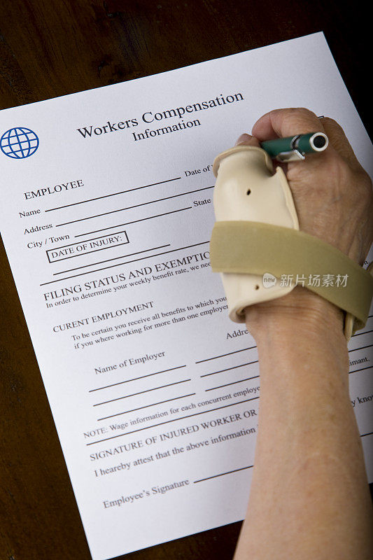 戴拇指支架的妇女正在填写工人补偿表