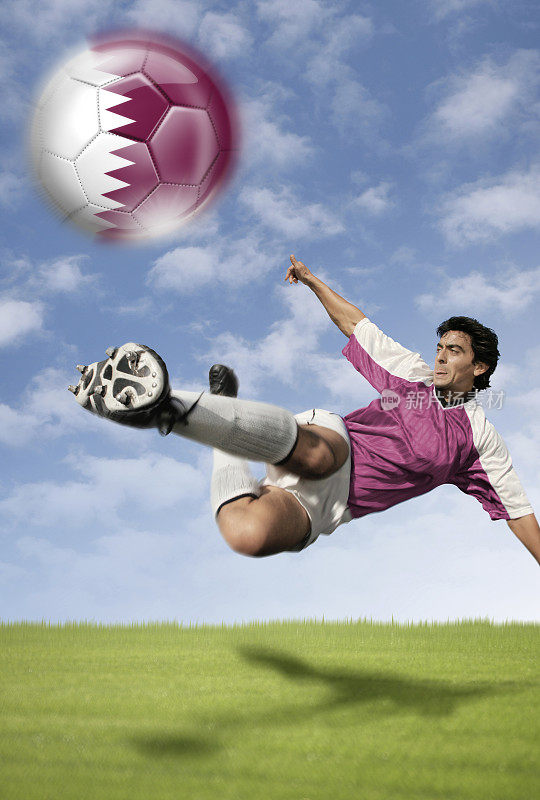 将卡塔尔国旗插在球上的足球运动员