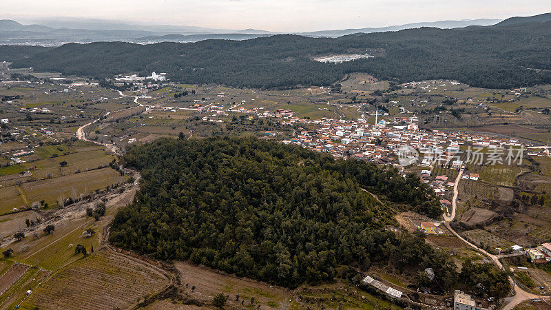 土耳其伊兹密尔门德尔斯地区村庄的全景鸟瞰图