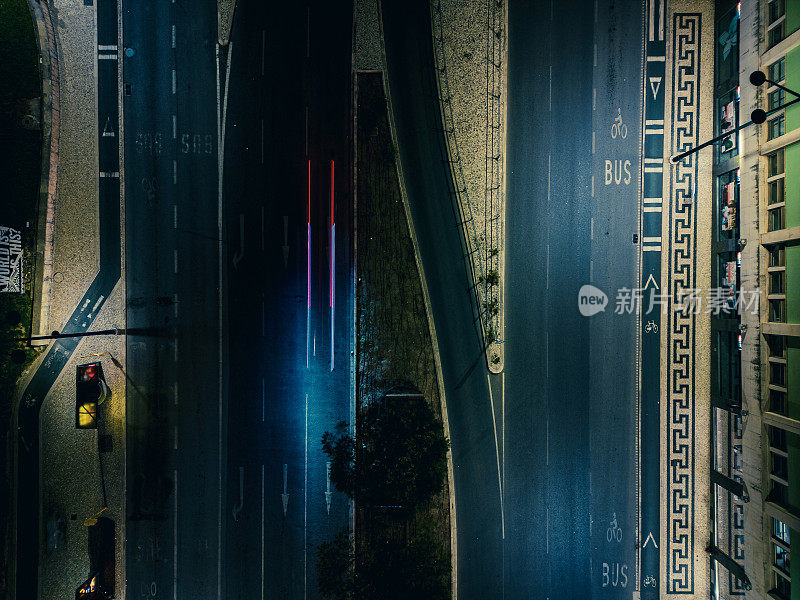 里斯本夜间交通的无人机空中视图