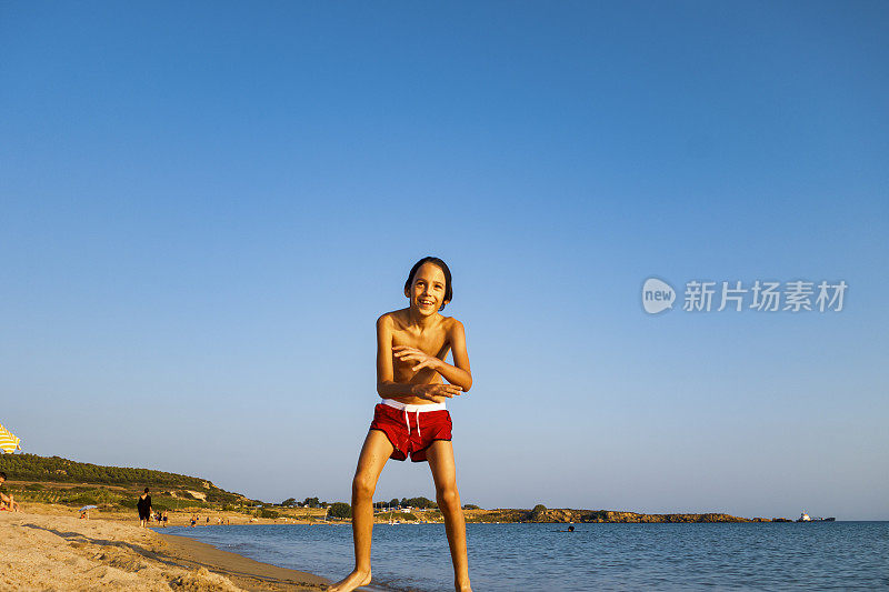 男孩夏天在海上玩