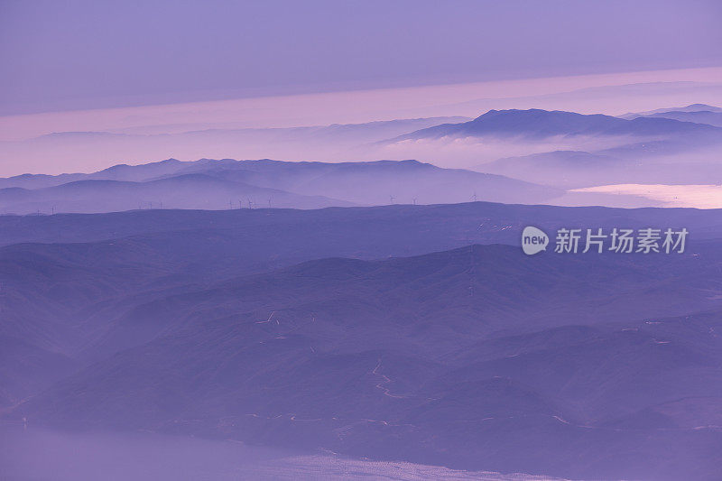 日出时地平线上的雾山在博德鲁姆火鸡附近