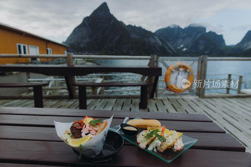 美味的海鲜餐与峡湾的观点罗浮敦群岛