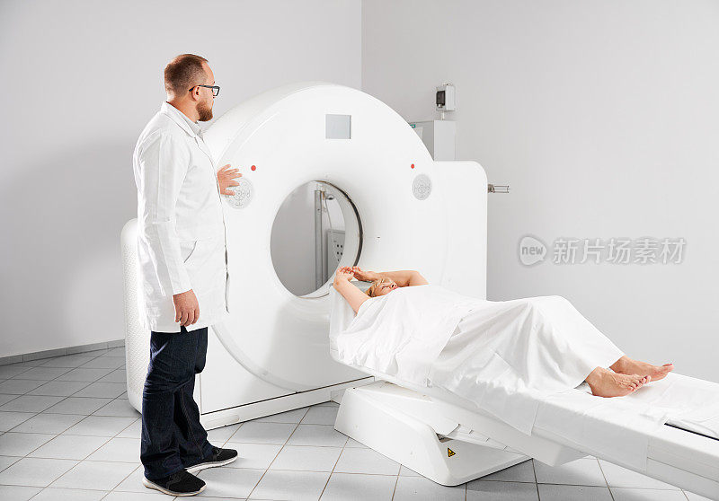 进行医学计算机断层扫描或核磁共振成像的放射科医生。