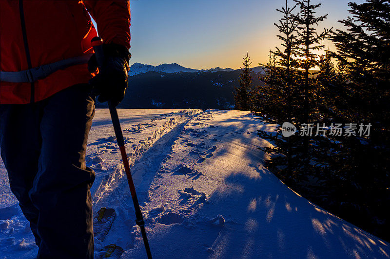 户外探险滑雪旅游与风景秀丽的山背景