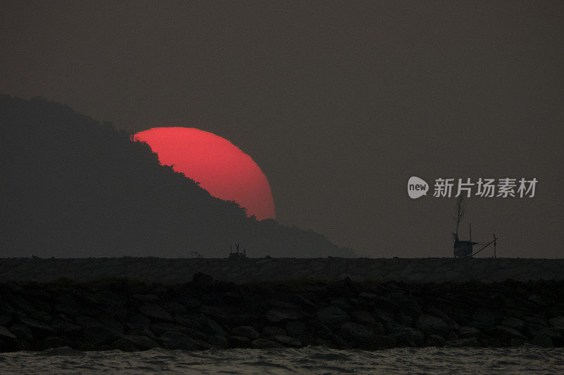 美丽的日落后面的山-股票照片