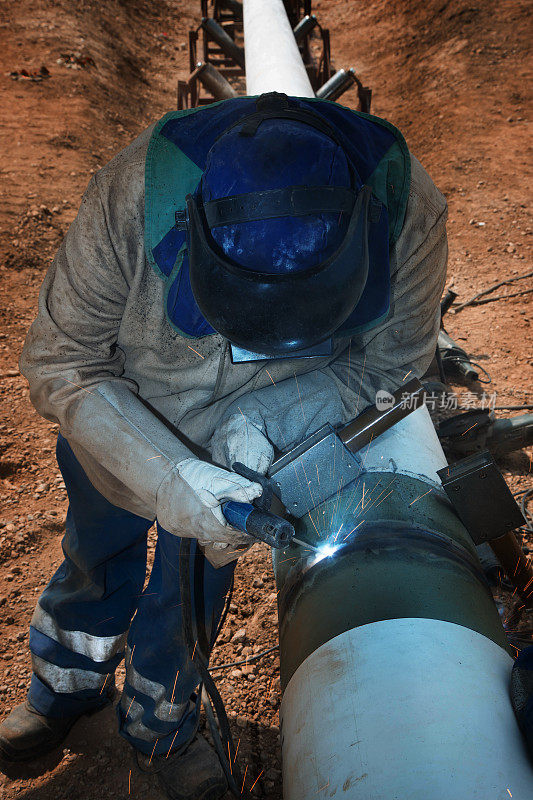 焊工正在连接煤气管道的两根管道