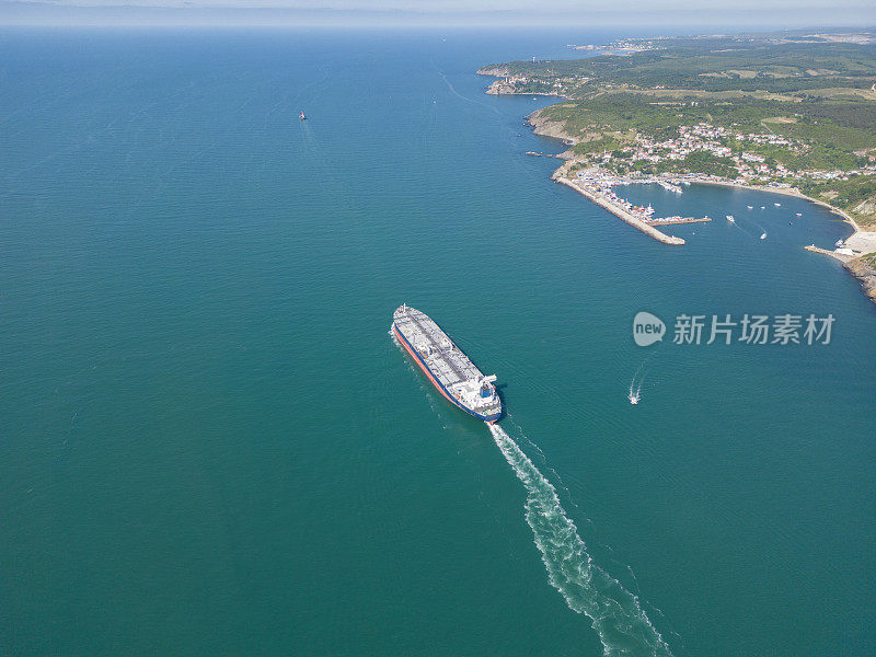 油轮在海上从炼油厂运输原油的鸟瞰图。