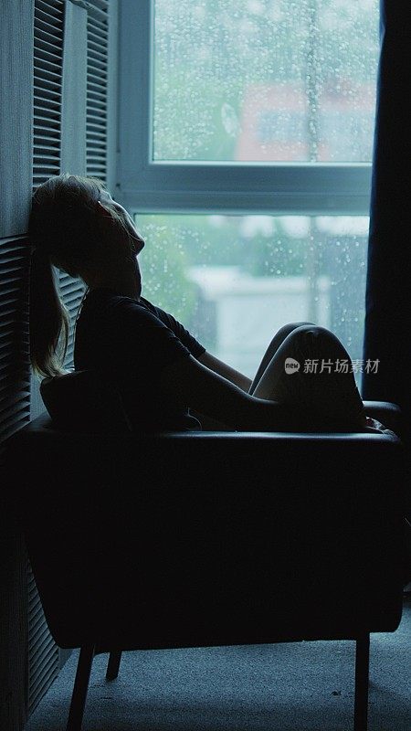 这个女孩坐在一个黑暗的房间里，精神崩溃——抑郁。