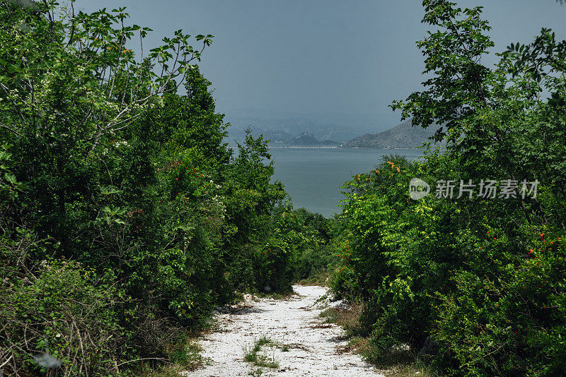 一条白色的石头路，开满了石榴丛，通向斯卡达尔湖