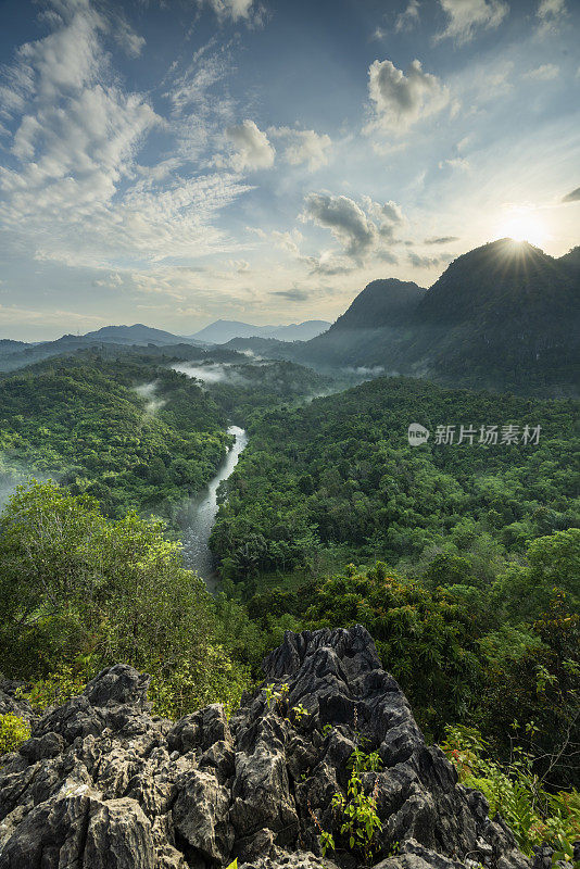 雾蒙蒙的丛林雨林，河流，雾和山脉在早晨从上面延伸。鸟瞰图。