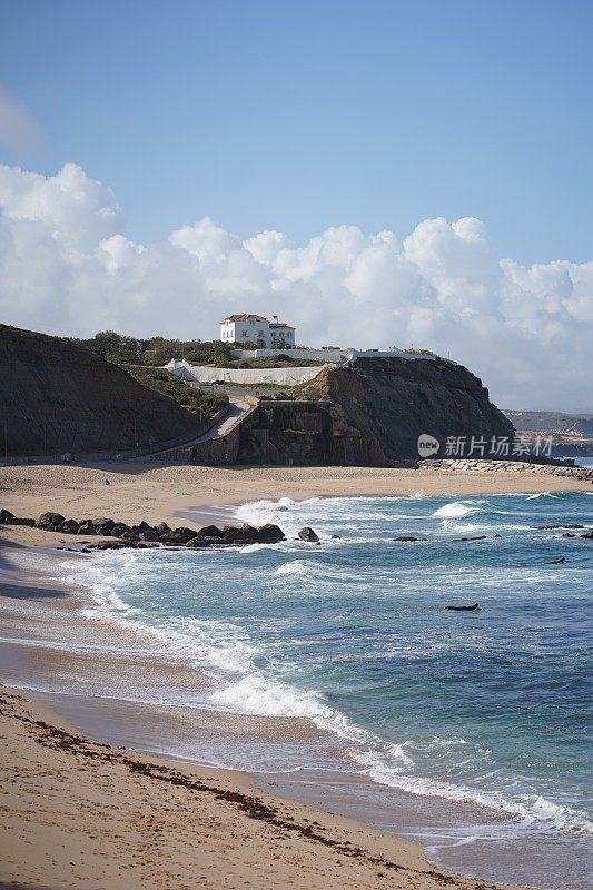 从海滩到山顶小镇的景色