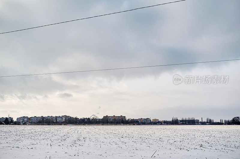 冬天乌云下，白雪覆盖的田野