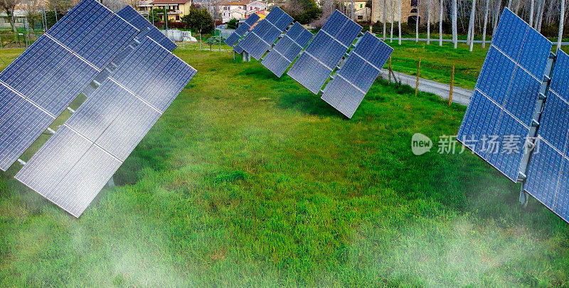 一组面向太阳的现代太阳能电池板
