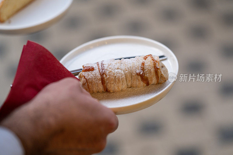 新鲜出炉的意大利煎饼卷配开心果