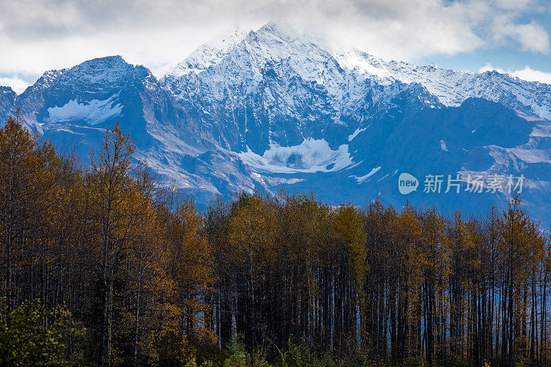 雪山山顶和景区基地