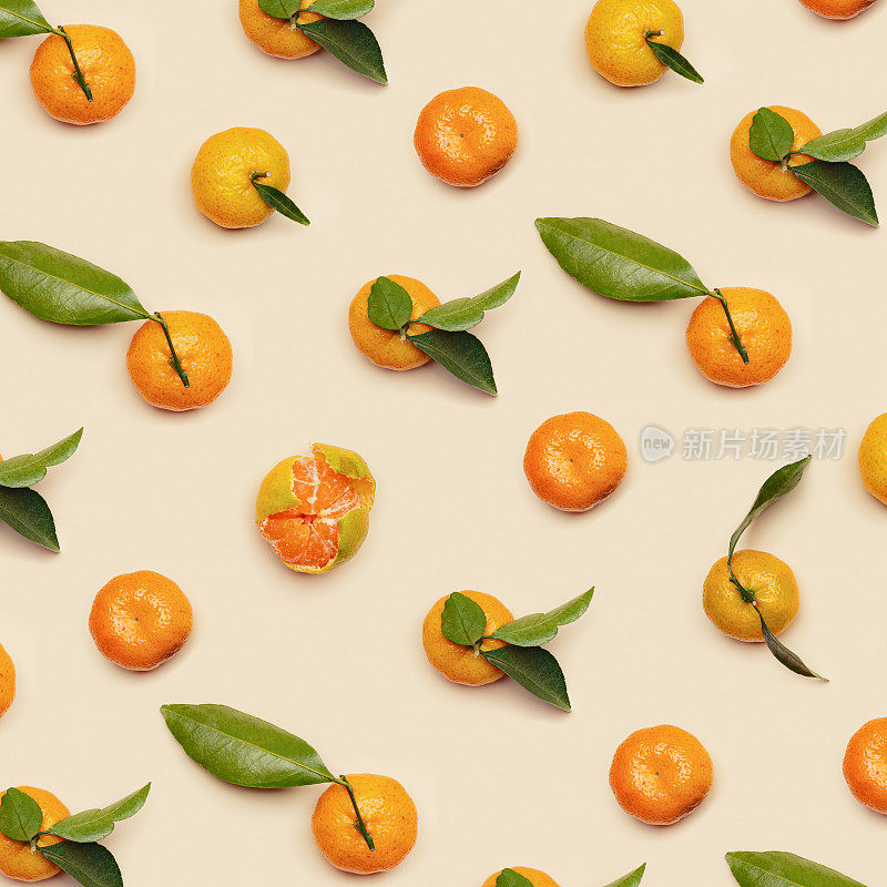 成熟新鲜的橙黄色橘子，绿叶，整个去皮，米色背景，时尚的图案。柑橘类水果，静物美学照片，创意布局，素食