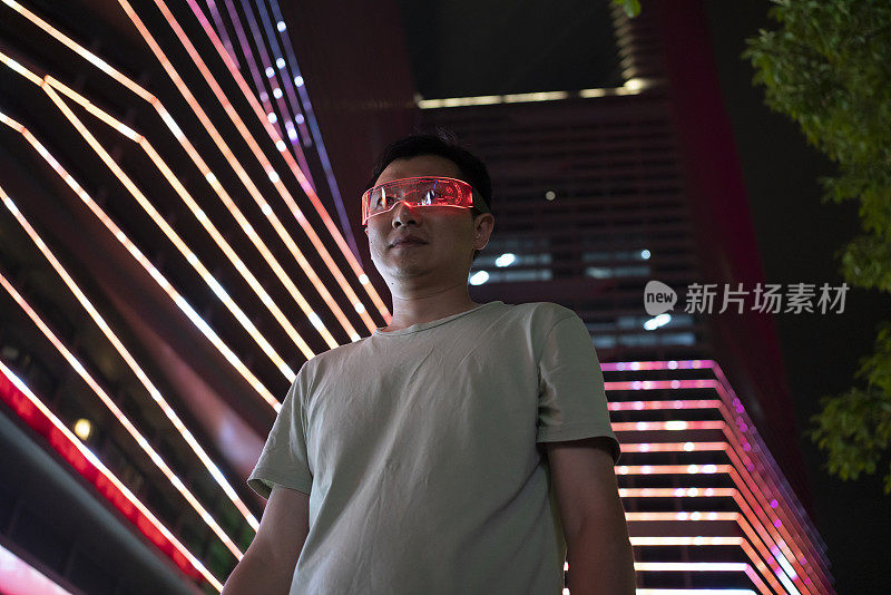 男子使用发光眼镜进行游戏体验和虚拟现实概念