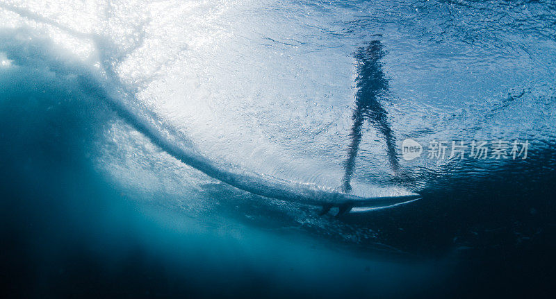 水下景观的冲浪者骑在波浪在马尔代夫