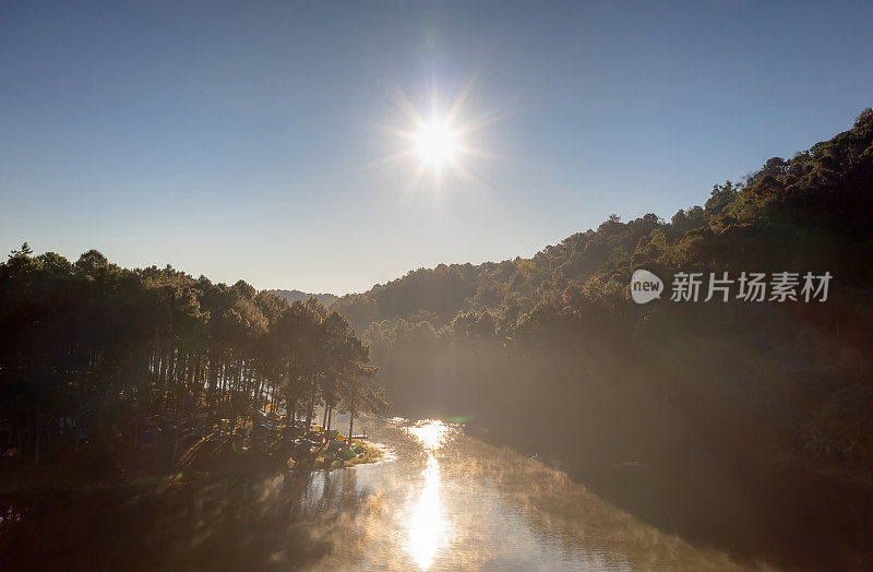 日出在山上，松树林，和雾在庞雄湖，梅洪山