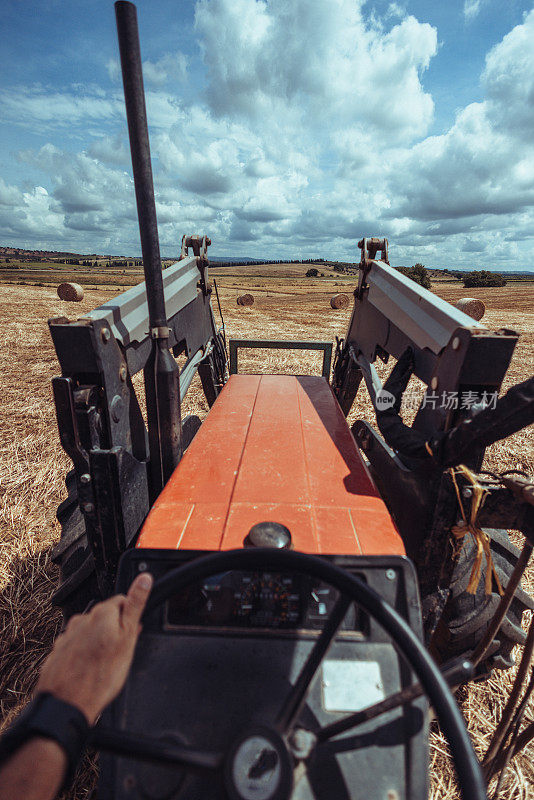 意大利的农业活动:拖拉机在田间工作