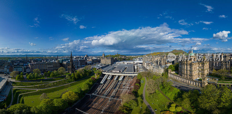 全景鸟瞰爱丁堡，斯科特纪念碑，王子街花园，山上博物馆和韦弗利站