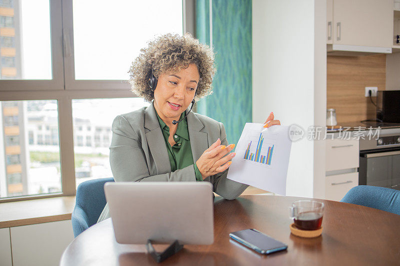 女性在家办公