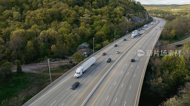 卡车在高速公路上运输