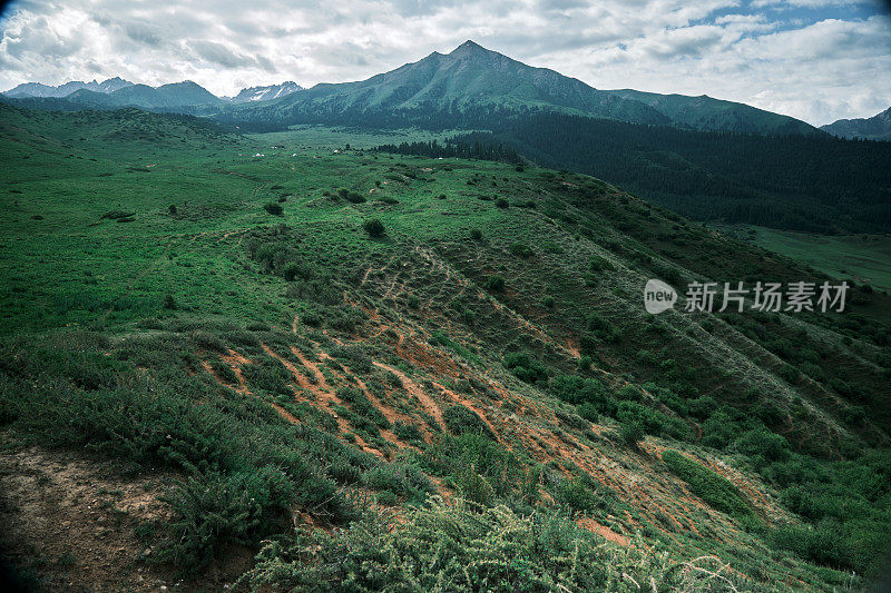 夏季山脊的高角度视图