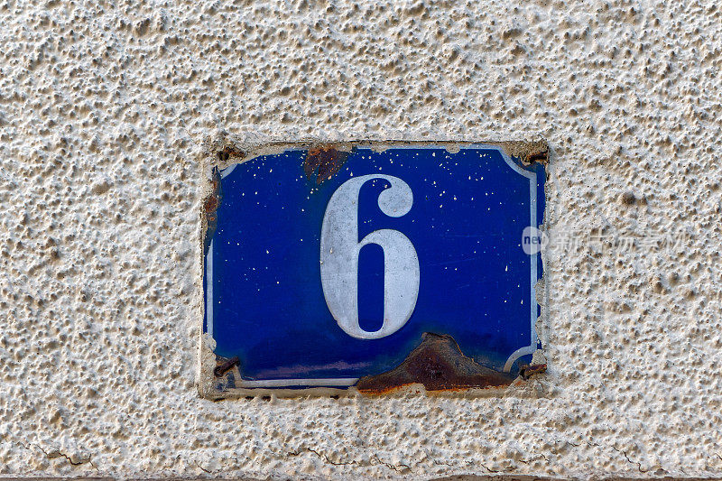 家庭住址——6号，写在一个蓝色的珐琅标牌上。