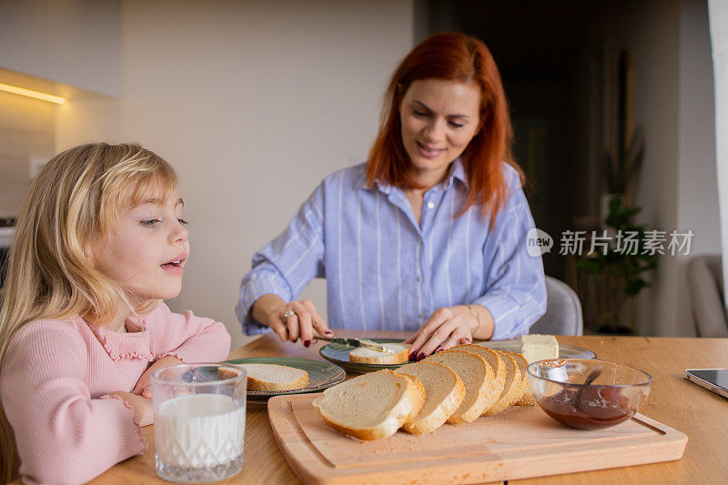 母女俩在家里吃早餐