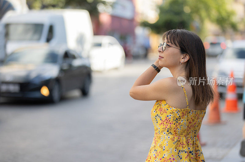 年轻女子正在伊斯坦布尔巴拉特市旅行。