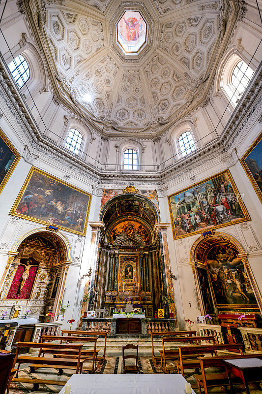 位于罗马历史悠久的巴洛克中心的圣玛丽亚德拉佩斯教堂的美丽内部