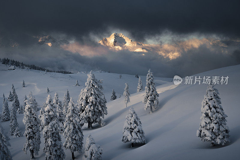 日落时的冬季景观