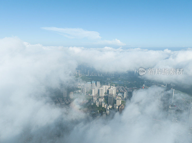 云和雾笼罩着城市