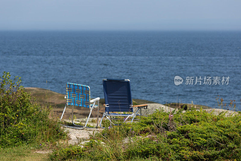 海后面的两把空椅子