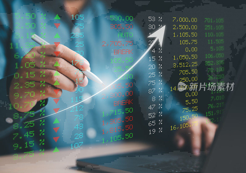 分析师或商人使用笔记本电脑研究股票市场的财务数据。数字数据分析，图形界面，技术价格指标，外汇交易为金融投资思路