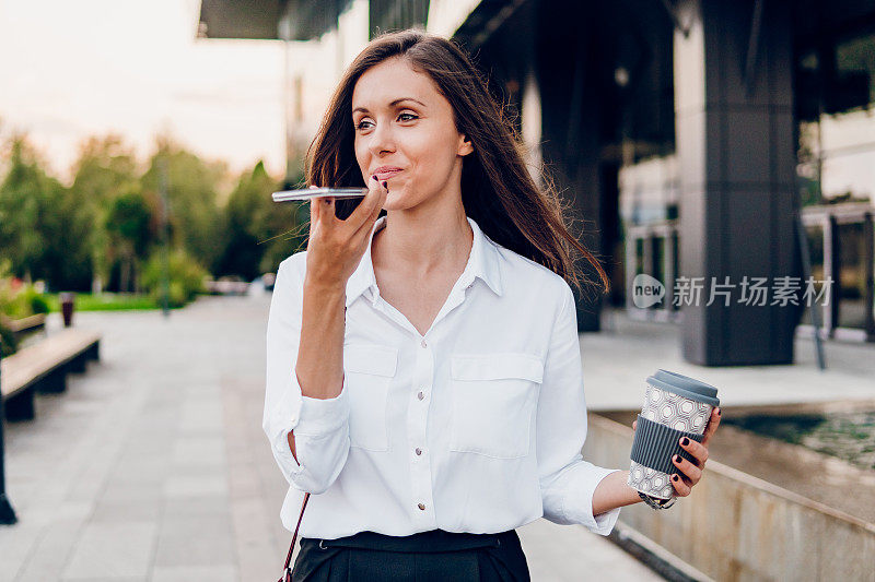 一位年轻的女商人在上班时发语音信息