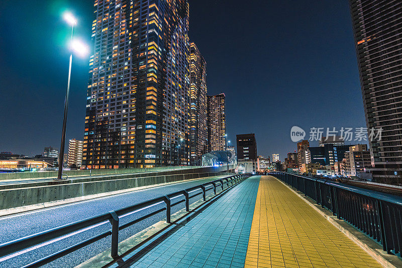 夜晚的东京晴美大桥和丰洲码头的城市道路