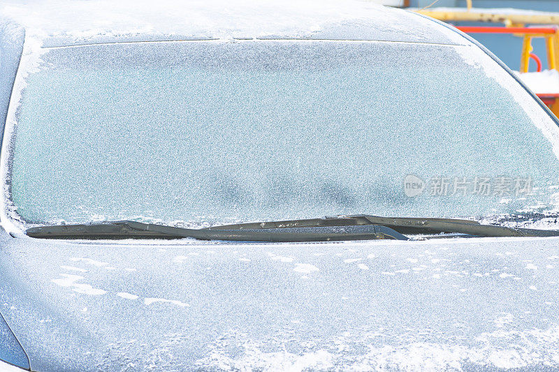 冻住的汽车挡风玻璃和冻住的雨刷