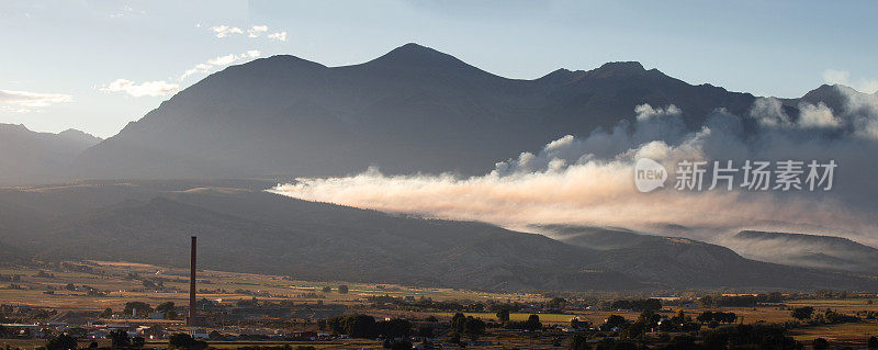 美国科罗拉多州萨利达，日落时分，森林火灾控制燃烧，烟雾飘散