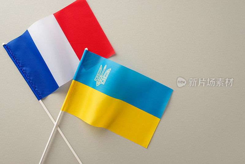 在这张以淡灰色背景为背景的两国国旗的俯视图快照中，突出乌克兰与法国的同志情谊。可用于自定义文本或促销的空间