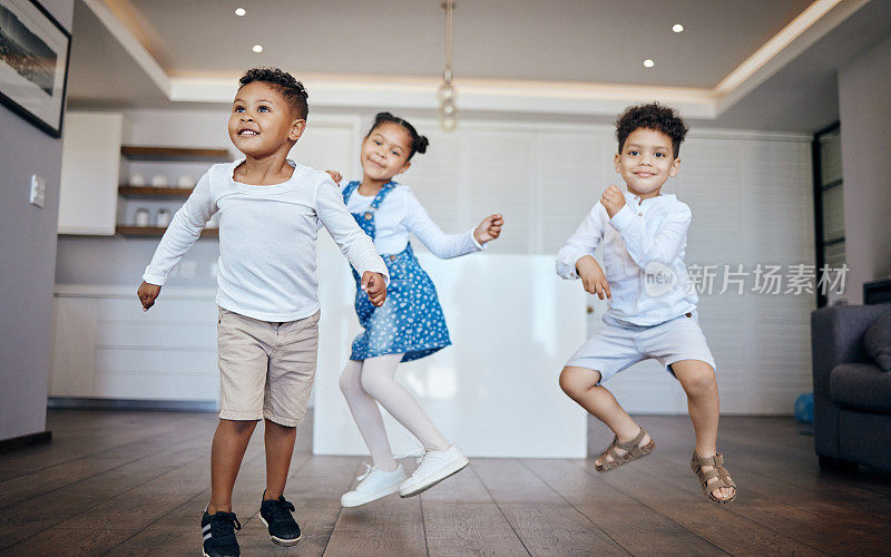家人、孩子和兄弟姐妹在家里一起跳舞，充满活力、动感和音乐。爱，自由和孩子在客厅的乐趣跳跃游戏，债券和庆祝假期或周末