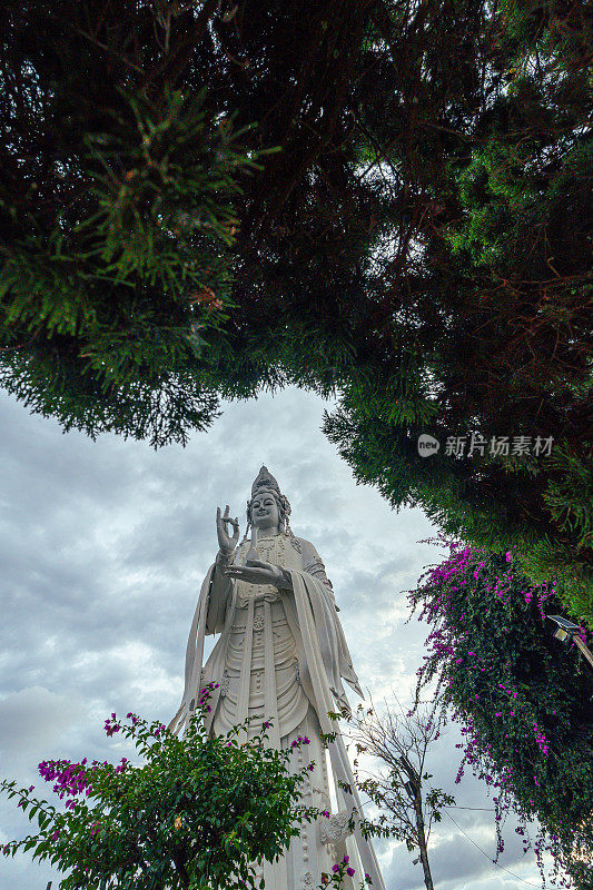 临安塔鸟瞰图，大叻市，林同省，越南。在大象瀑布附近有一座白色的71米高的雕像