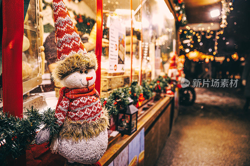 圣诞市场上的雪人娃娃，夜晚的维也纳圣诞市场