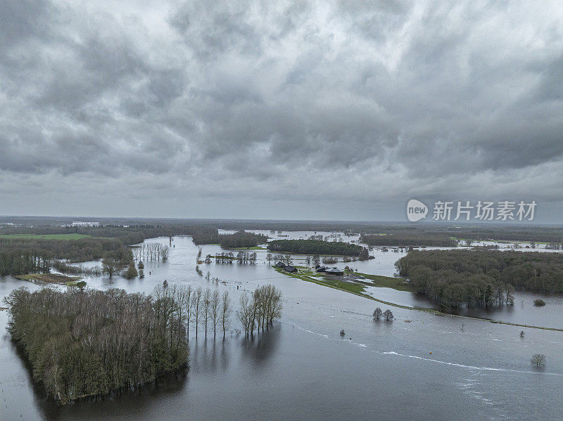 乌姆曼附近的维特河高水位洪水无人机视图